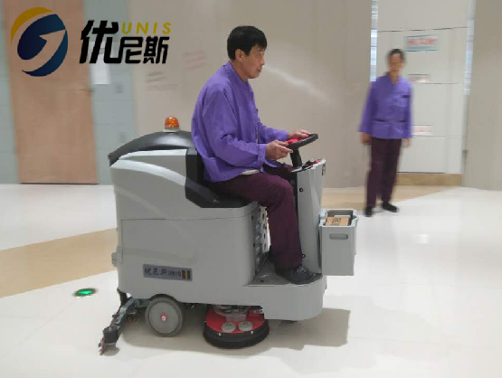 Advantages and scope of application of ride-on floor scrubbers and hand-push floor scrubbers