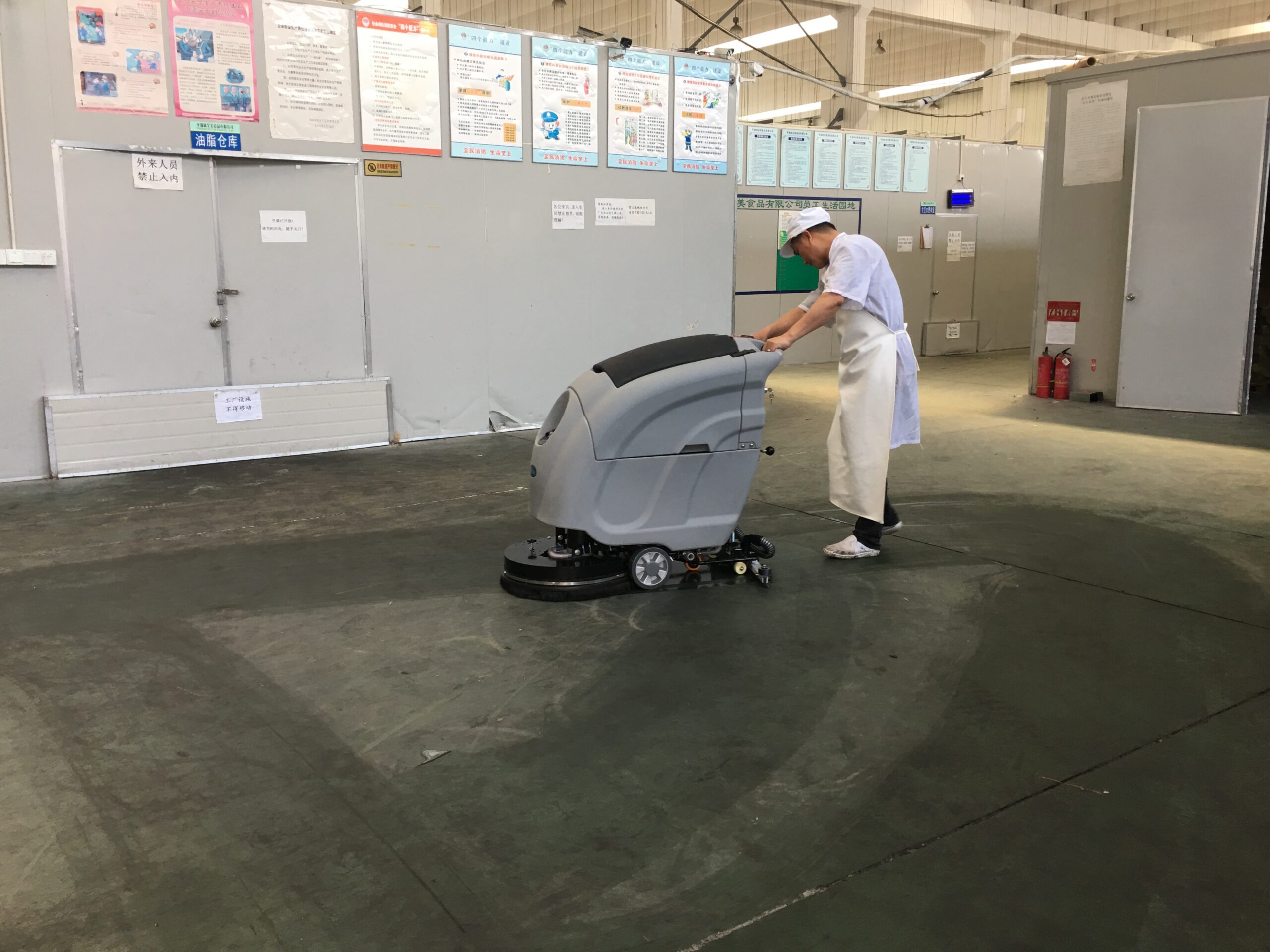 YOUNISI leads the development and upgrading of the floor washing machine industry