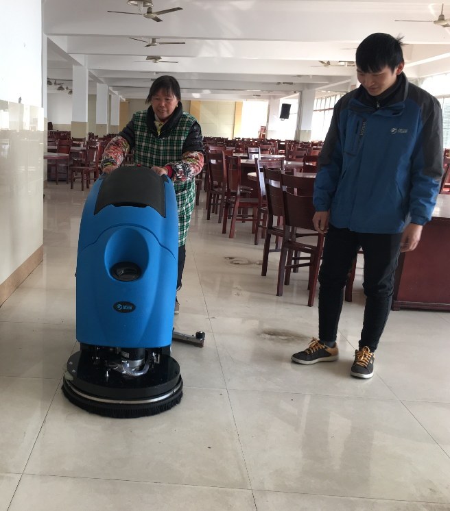 It is very suitable to use YOUNISI floor scrubber for canteen and restaurant cleaning.