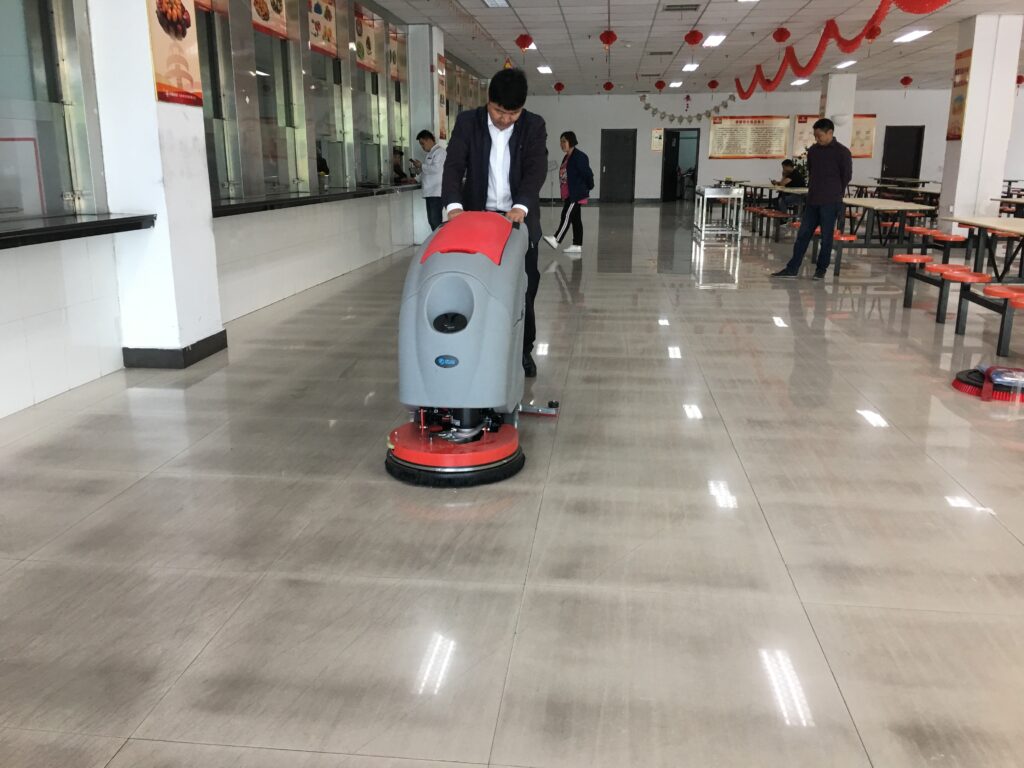 The indispensable cleaning magic for catering companies - YOUNISI floor scrubber