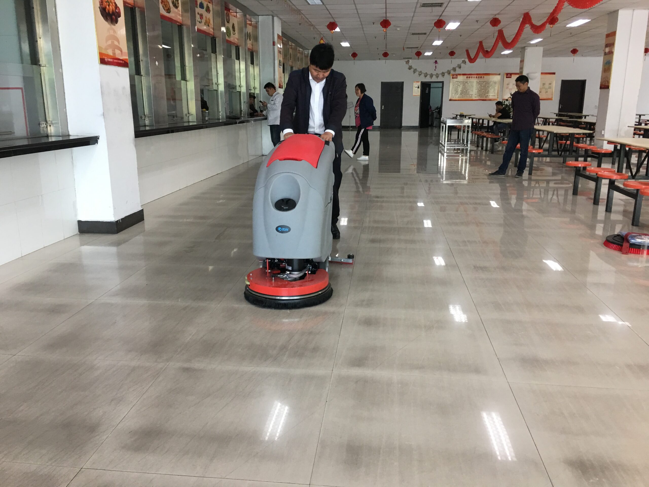 The indispensable cleaning magic for catering companies - YOUNISI floor scrubber