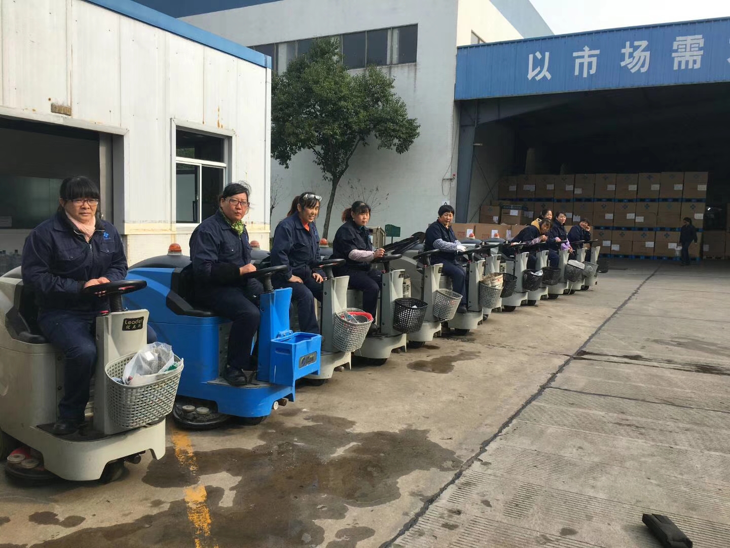 Innovative and clean new environment fully automatic floor scrubber is indispensable