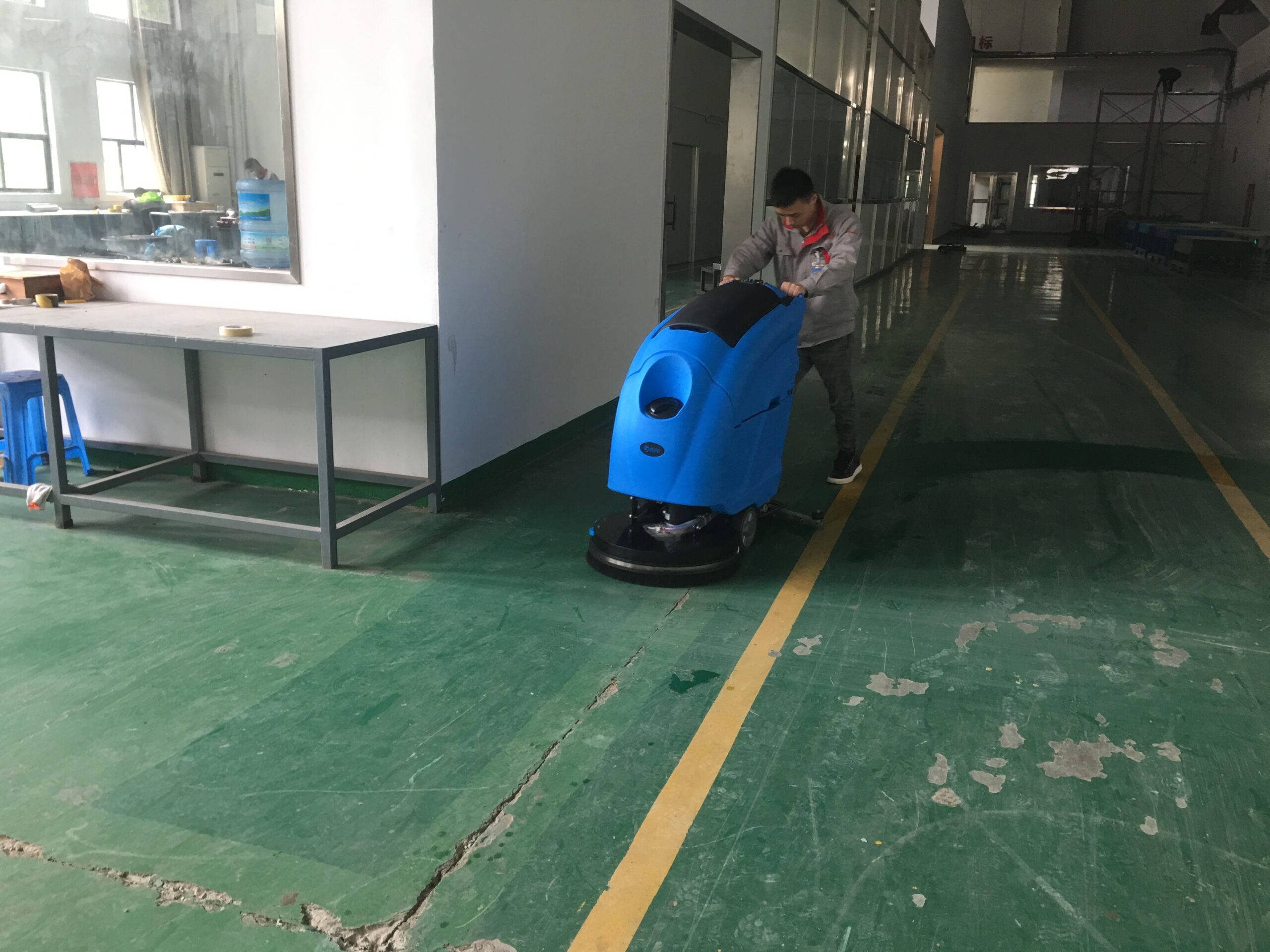 How to extend the service life of a hand push/ride-on floor scrubber