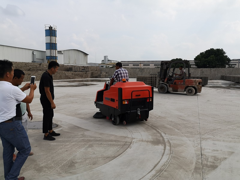 A brief discussion on the working principle and advantages of YOUNISI ride-on sweeper