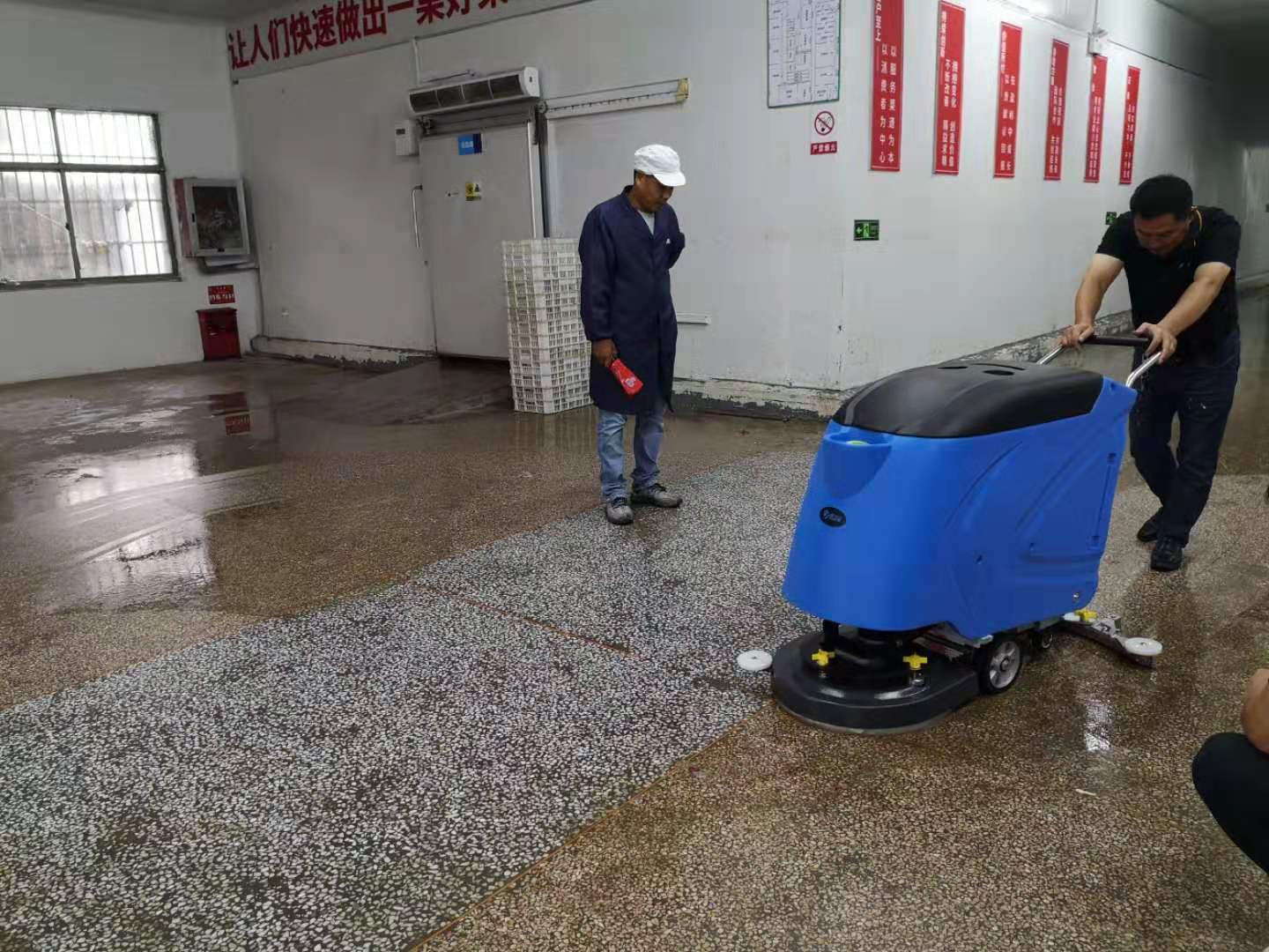 How to treat oily floors with an industrial hand-push floor scrubber