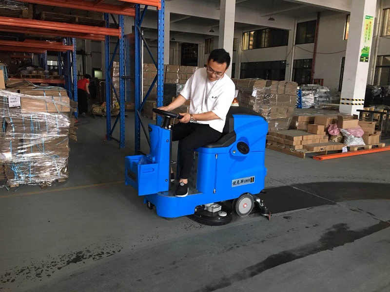 Things to note when choosing and purchasing a fully automatic floor scrubber