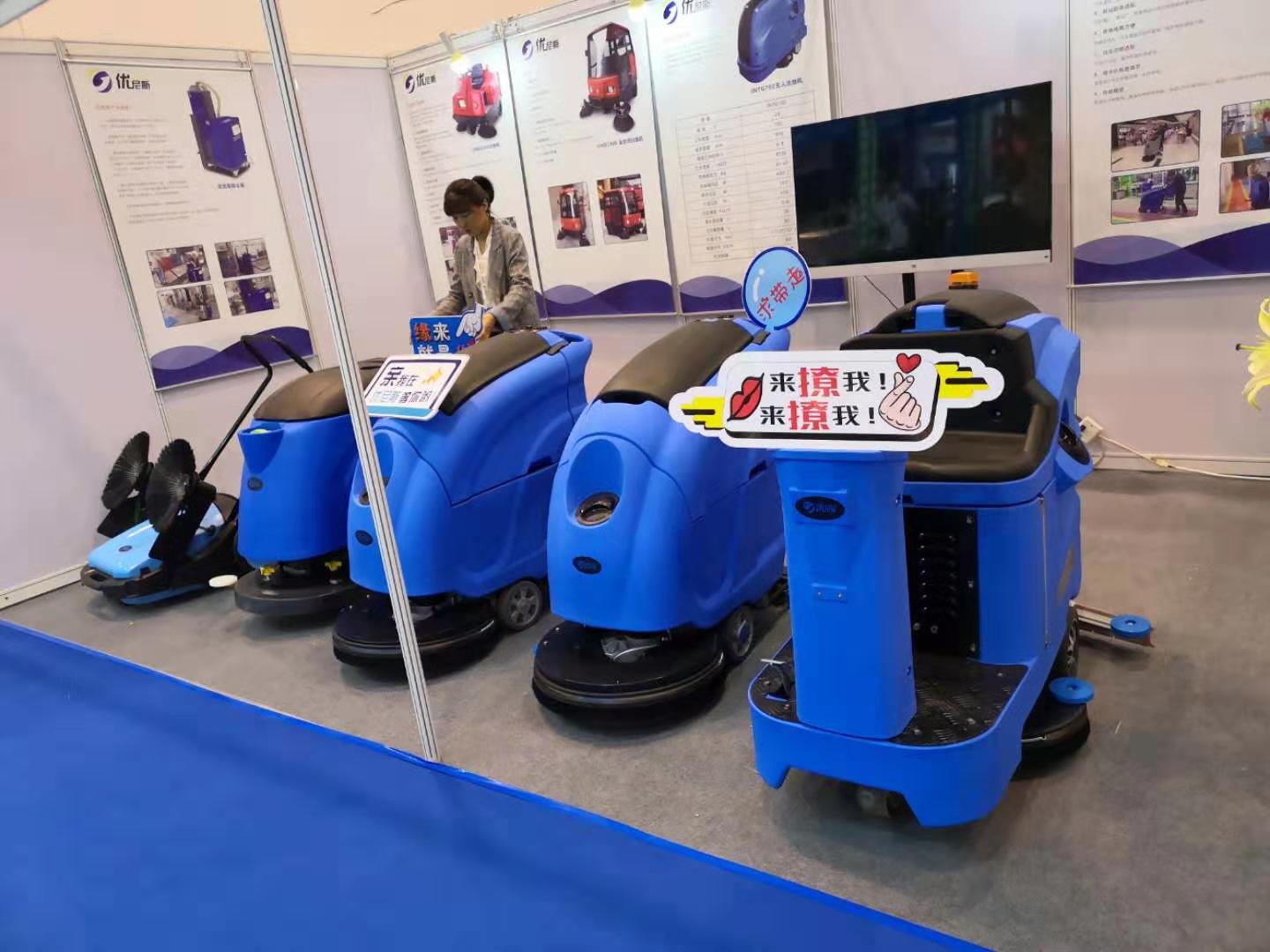 Which floor scrubber should be chosen for floor cleaning in factory workshops?