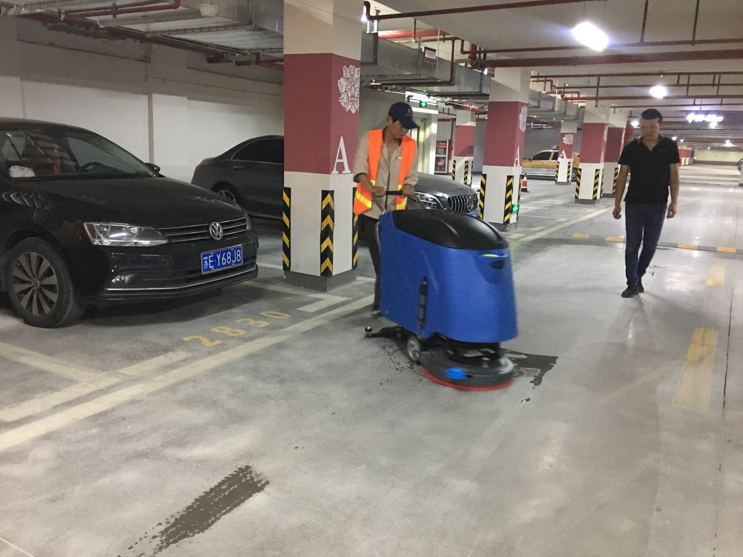 The loss of wearing parts of the floor washing machine is related to the roughness of the ground