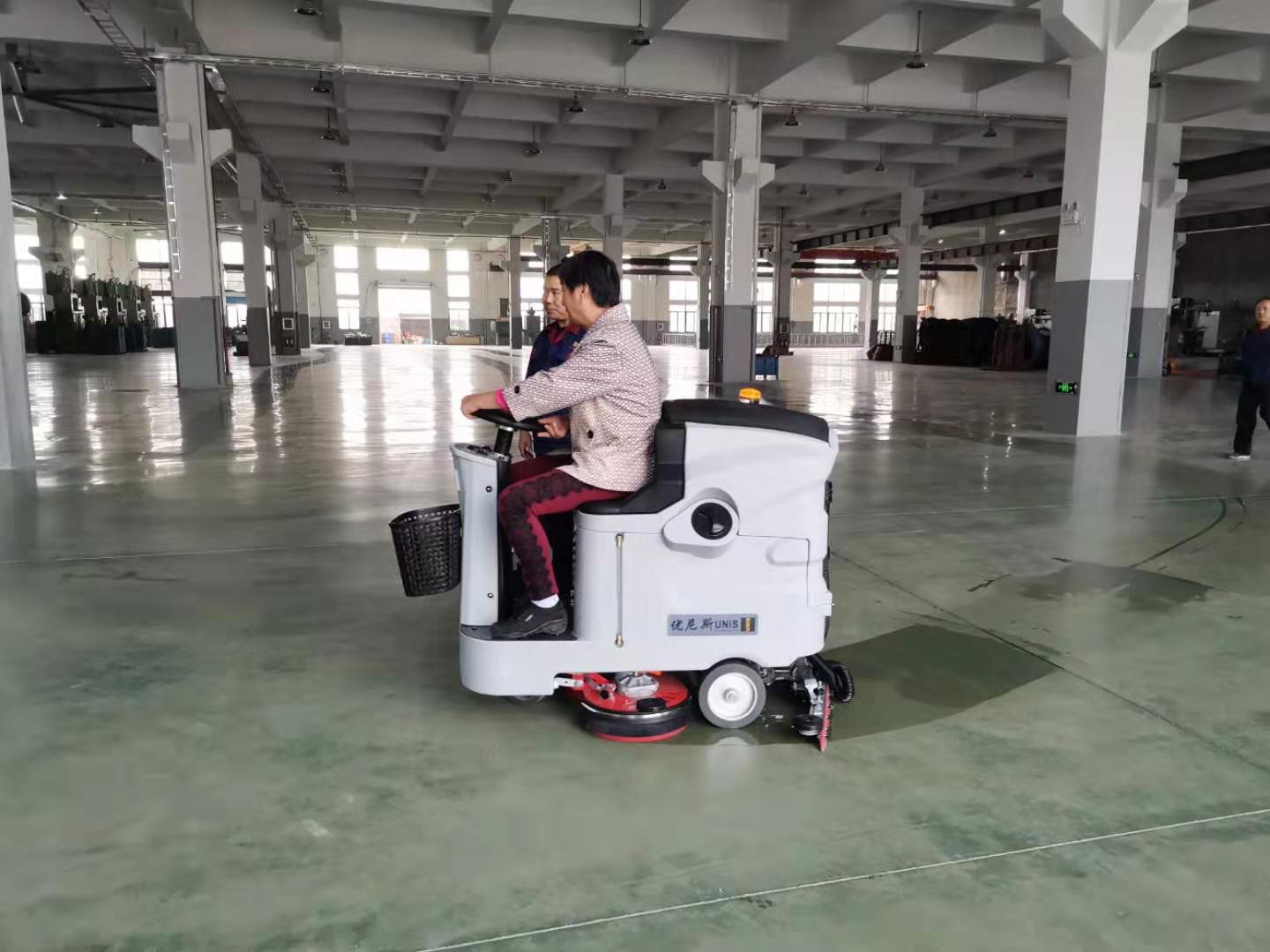 Fully automatic floor washing machines are used in Zhenjiang floor washing machines and underground parking garages.