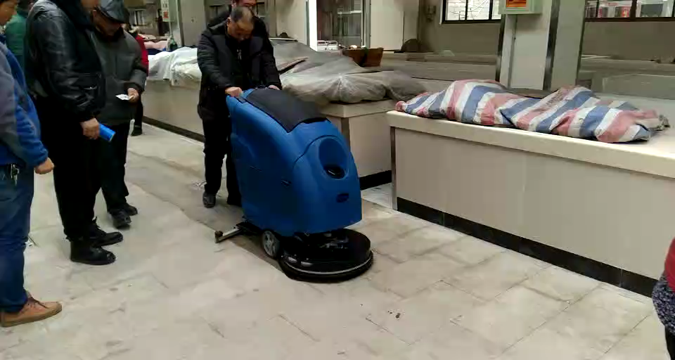 What should you pay attention to when choosing to use a floor scrubber in the Lianyungang wet market?