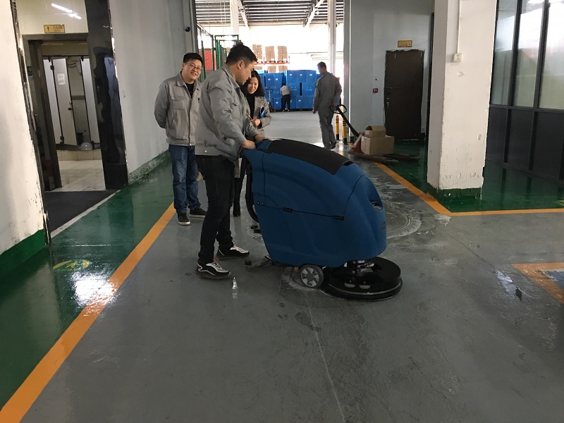 Floor scrubber operation precautions