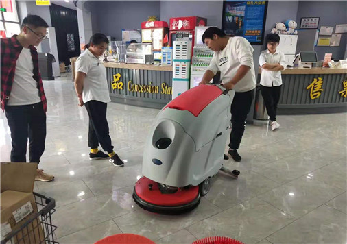 Choose the YOUNISI hand-propelled floor scrubber to save money!