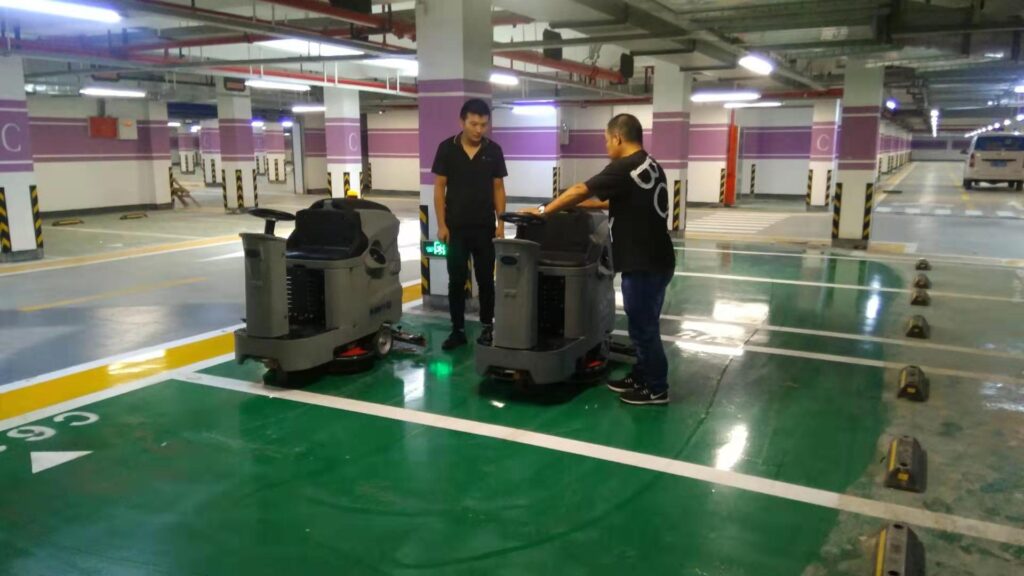 For underground garage cleaning, choose the YOUNISI driving floor washer.