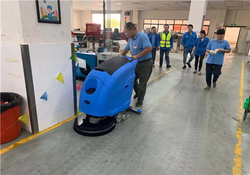 What is an industrial floor scrubber? Which brand of industrial floor scrubber is better?