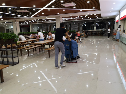 How to choose a restaurant floor washing machine? The hand-push floor scrubber is OK