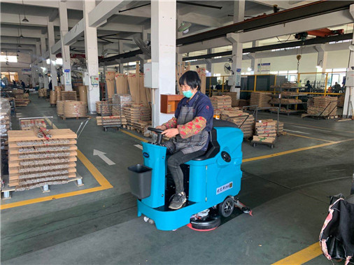 Floor scrubbers are used in the warehousing and logistics industry. How to choose the right one?