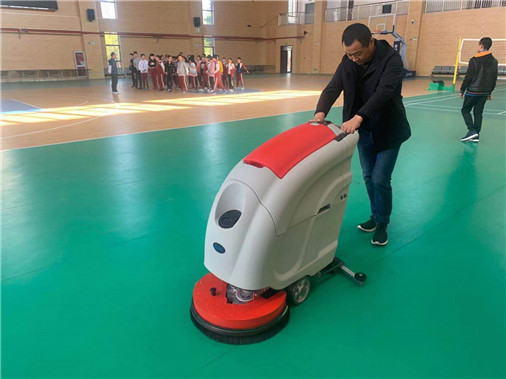 What should you pay attention to when adding detergent to the floor with a floor washing machine?