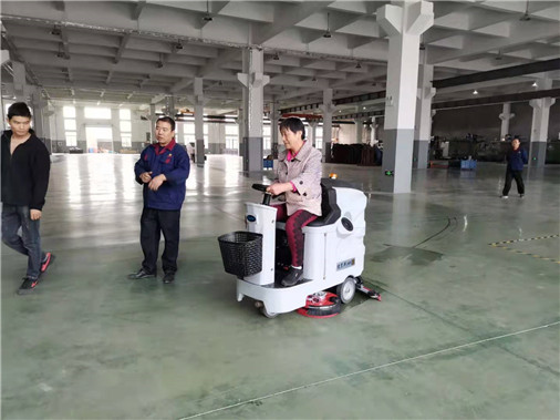The riding floor scrubber has obvious advantages in winter and is a real favorite.