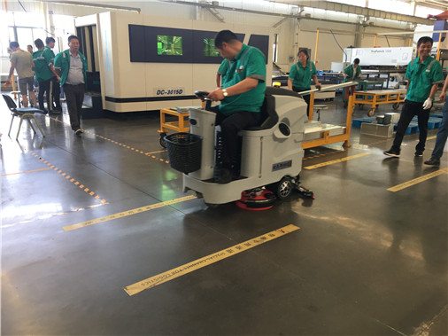 Is it okay to use a floor washing machine to clean oily floors in factory workshops?