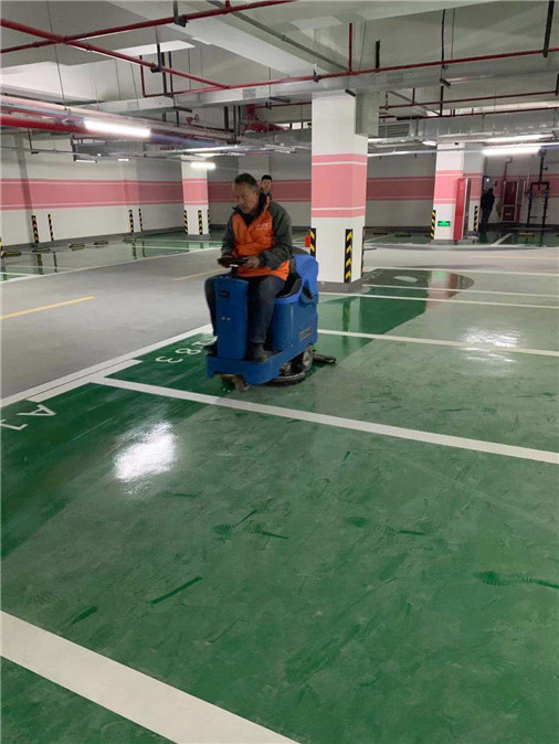 The driving floor washer is a magical tool for cleaning underground garage floors.