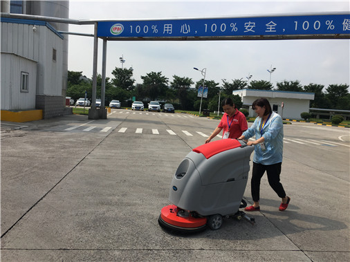 The floor washing machine is used to clean cement floors without delay.