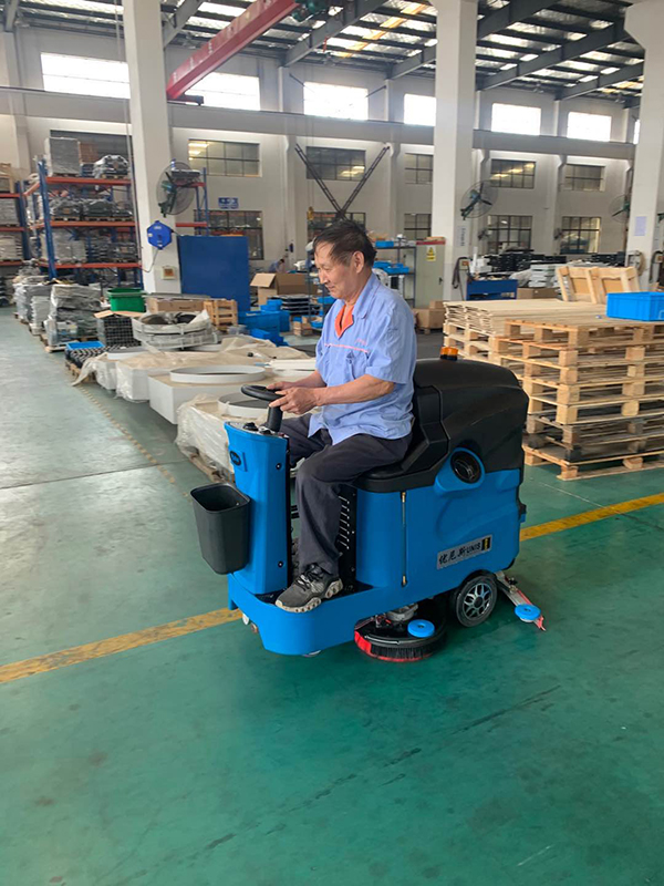 The main differences between floor scrubbers and sweepers and their applicable sites