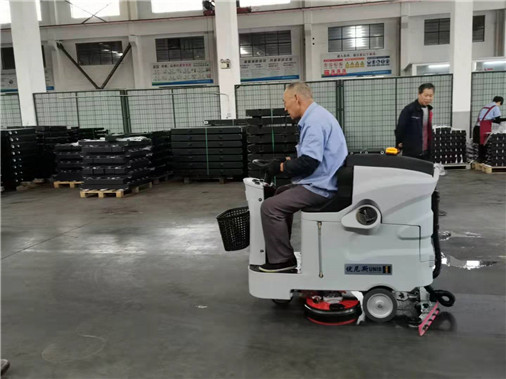 What are the precautions for using Yangzhou fully automatic floor washing machine?