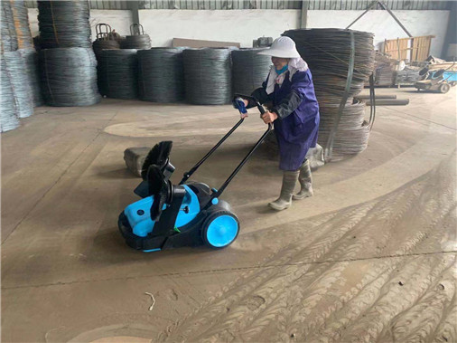 A riding-type sweeper is used to clean up garbage in a community in Changshu, Suzhou to save costs