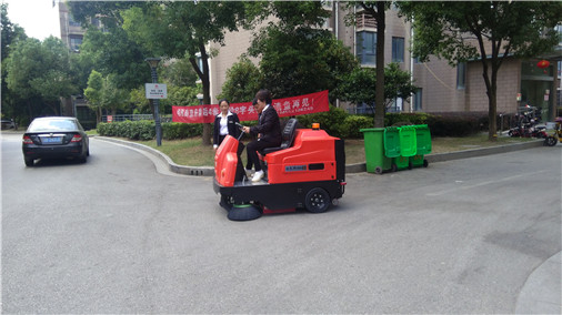 A riding-type sweeper is used to clean up garbage in a community in Changshu, Suzhou to save costs