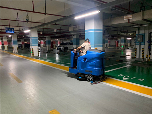 Taizhou Jingjiang Real Estate uses a driving floor scrubber to save cleaning costs