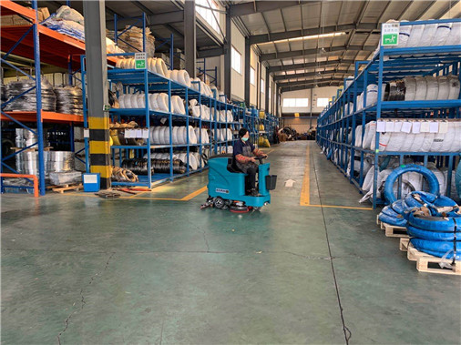 Driving floor washing machine for warehouse, cleaning assistant is online