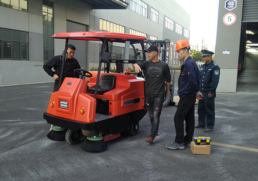 Precautions for using semi-enclosed driving Wuxi sweeper