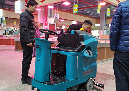 The floor washing machine is a powerful helper for the environmental cleaning and hygiene of the new farmer's market
