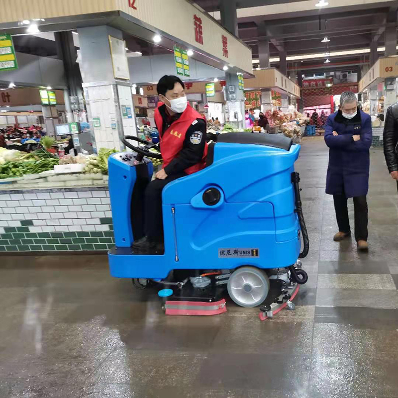 Six daily maintenance items for ride-on floor scrubbers