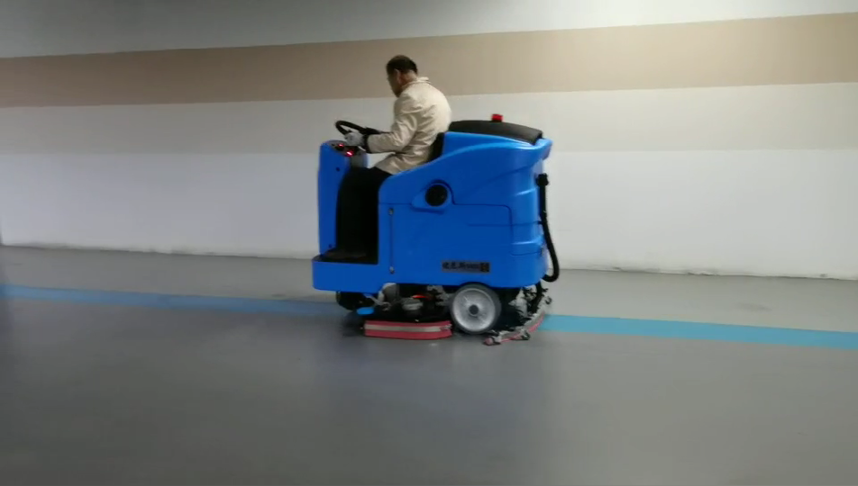 Ride-on floor scrubber price factors and purchasing tips-YOUNISI
