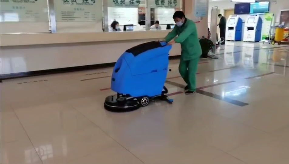 What are the advantages of using floor washing machines in hospitals?