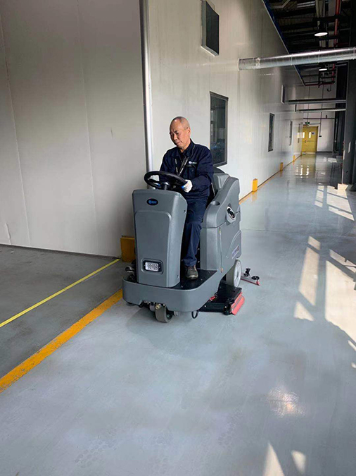 Industrial floor scrubber