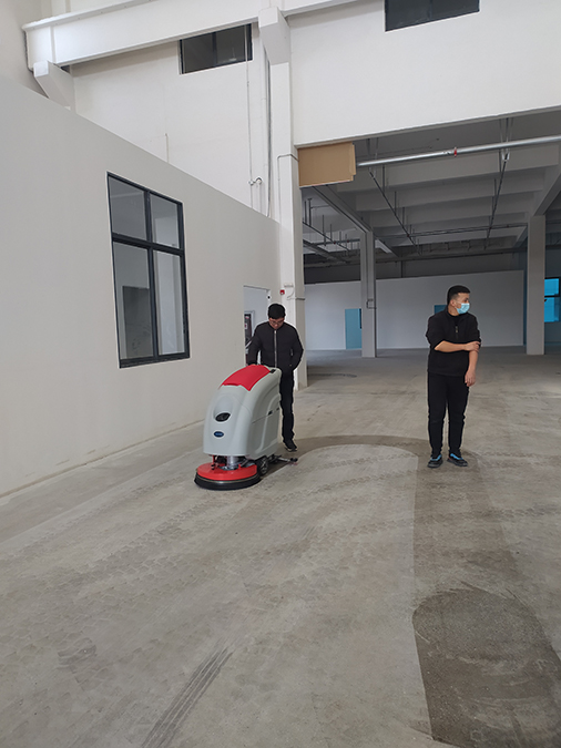 Industrial floor scrubber